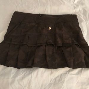 Lululemon black camo skirt size 6